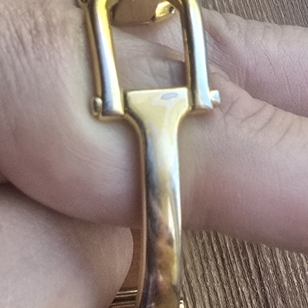 Gucci Gold and Black Watch - Picture 6 of 8